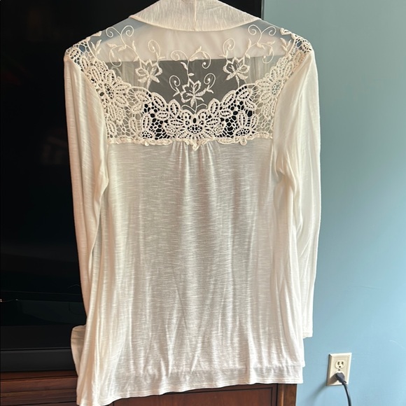 Elegant White Lace Cardigan- Large
Matches everything put with a dress or top! - Picture 2 of 2